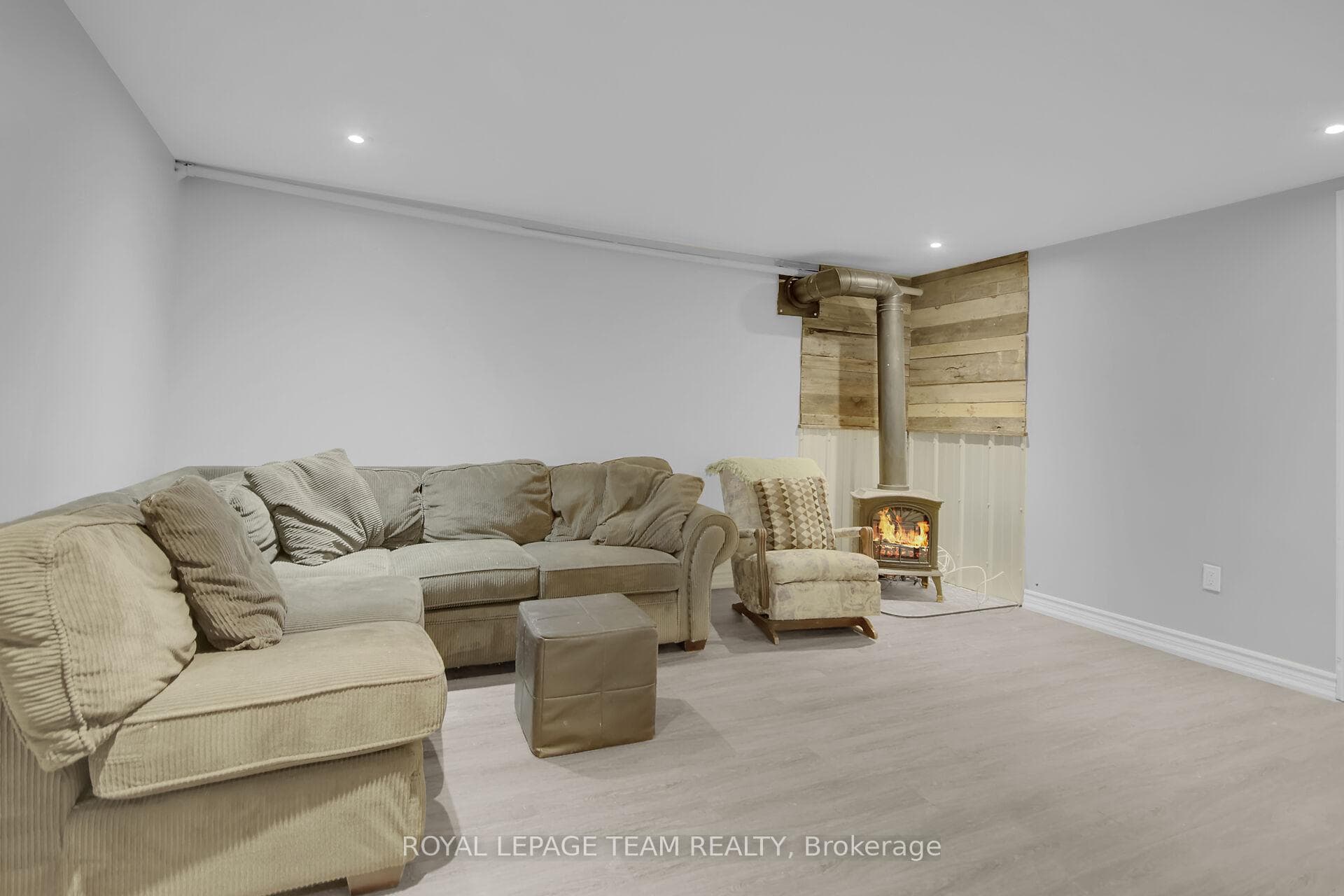 8187 Lloyd Graham Avenue photo 16