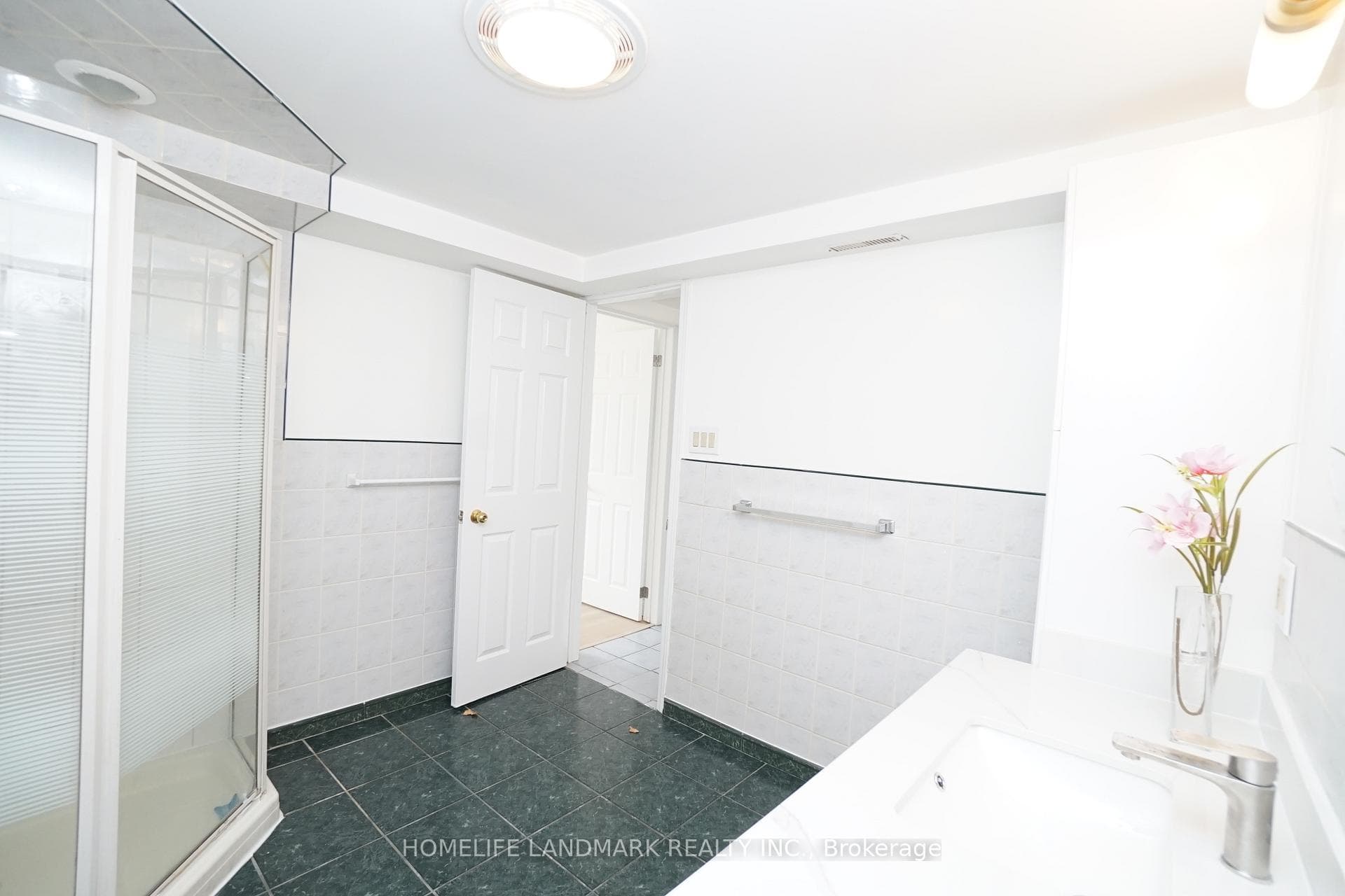 594 Queen Victoria Drive Unit Gound & Bsmt photo 16