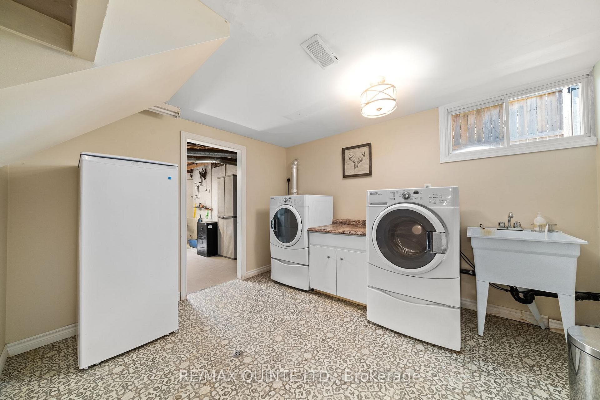 152 Peterson Street photo 28