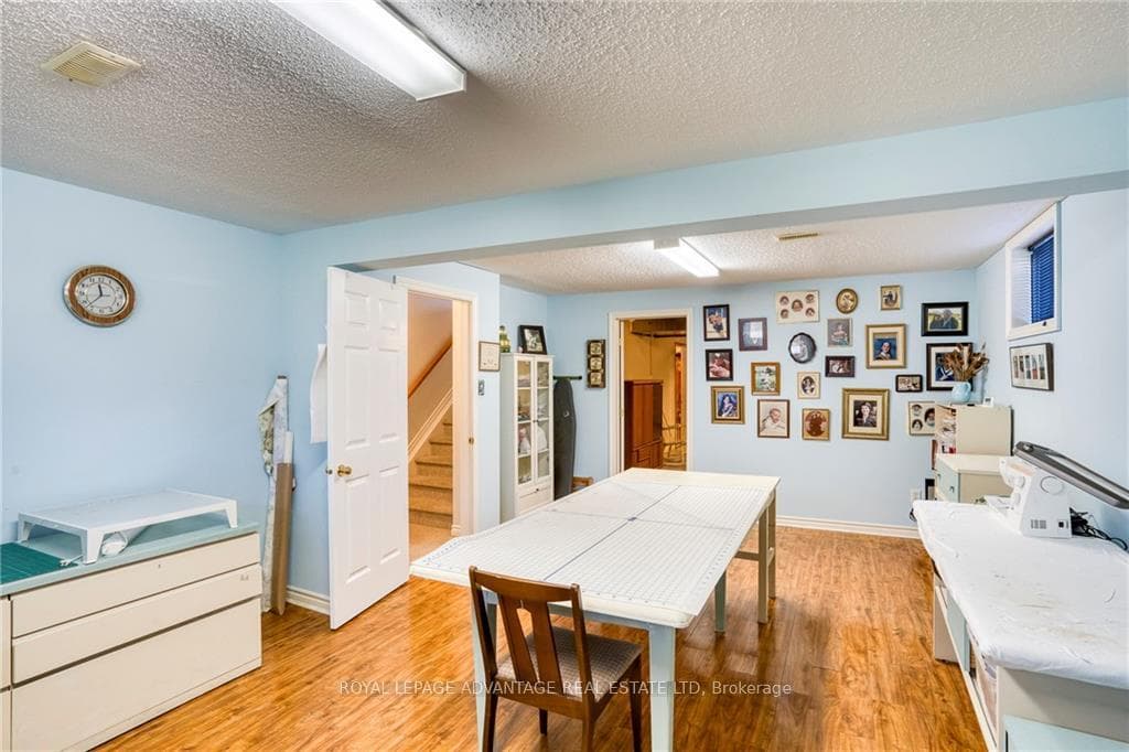 L/L area ideal for family room, office, hobbies ..