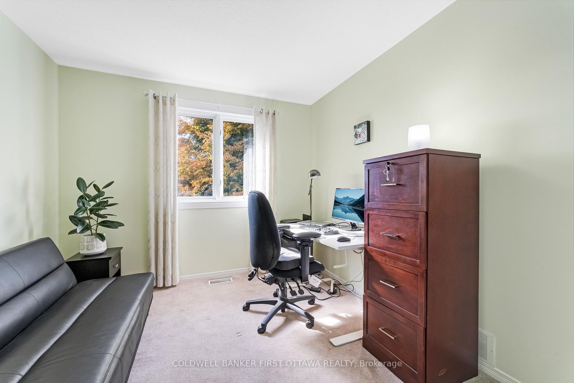 Secondary bedroom.