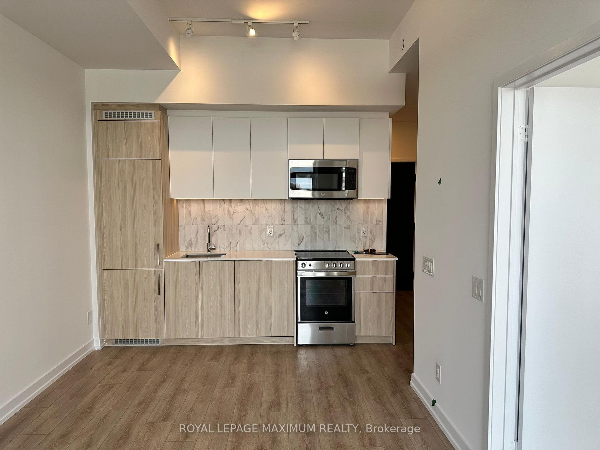 500 Dupont Street Unit 708 photo 2
