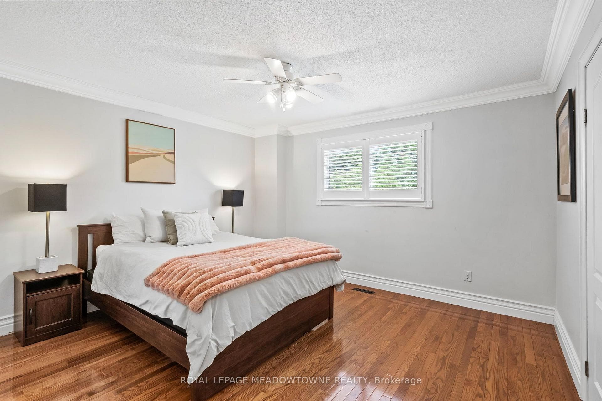 608 Moorelands Crescent photo 32