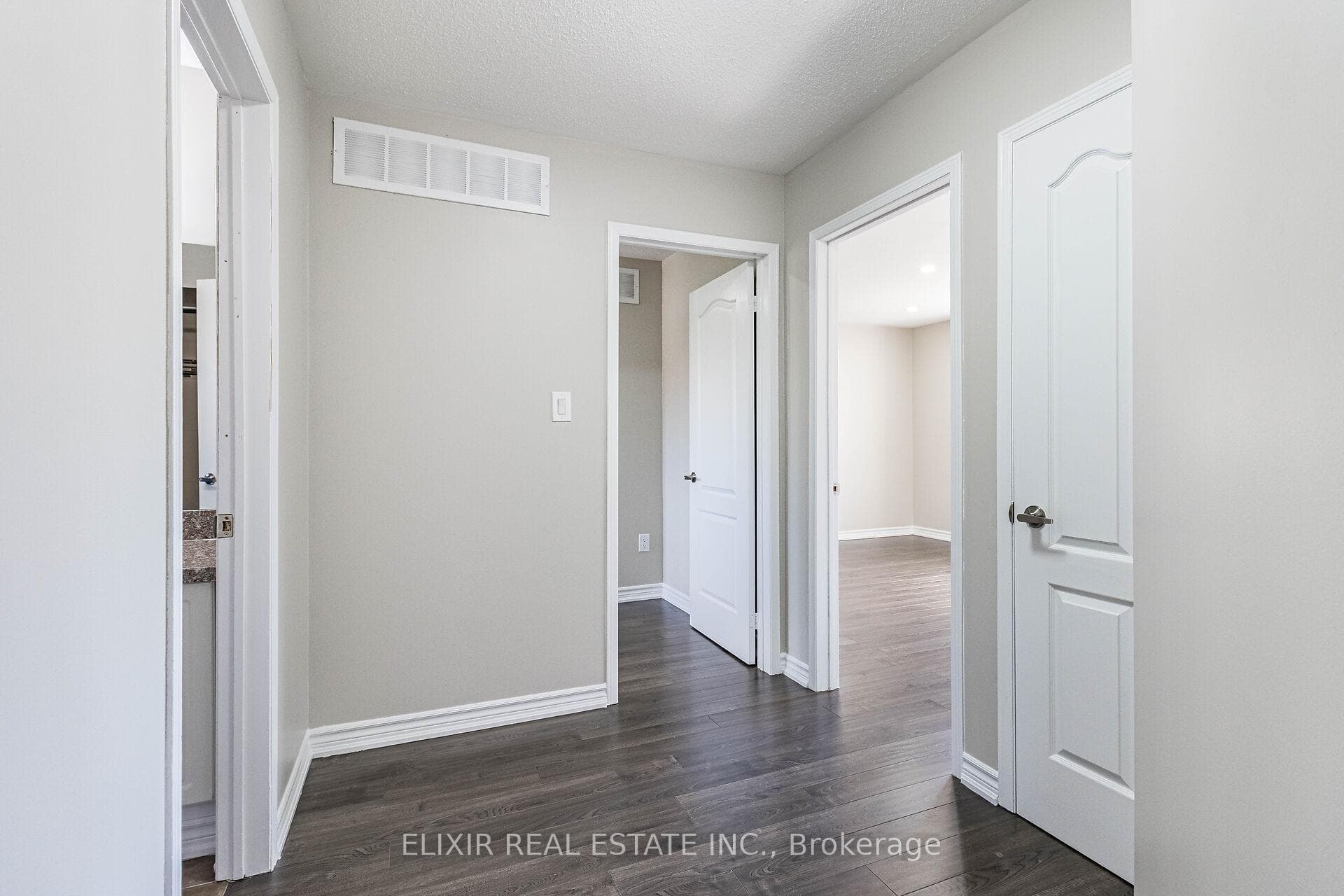 222 Queen Mary Drive photo 23