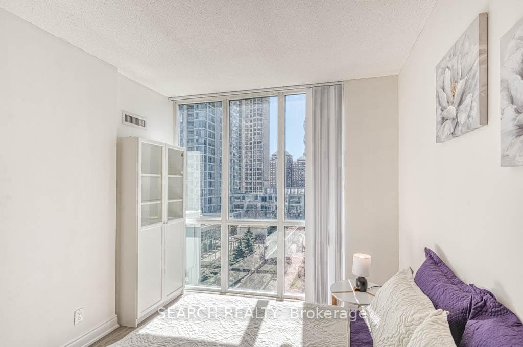 220 Burnhamthorpe Road Unit 908 photo 27