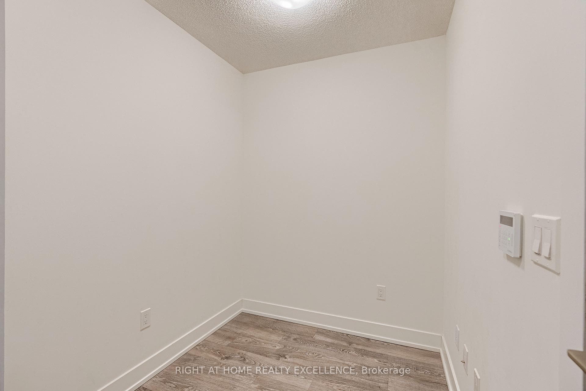 9 Mabelle Avenue Unit 2420 photo 6