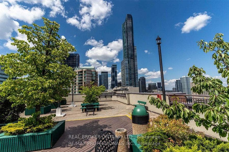 633 Bay Street Unit 2021 photo 15