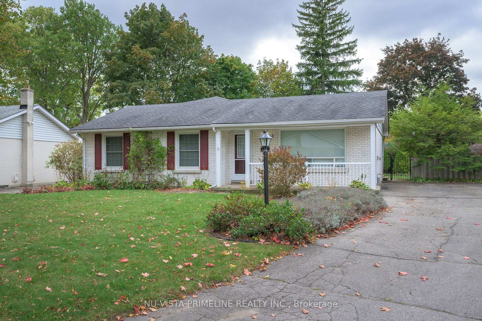 55 Maxwell Crescent photo 2