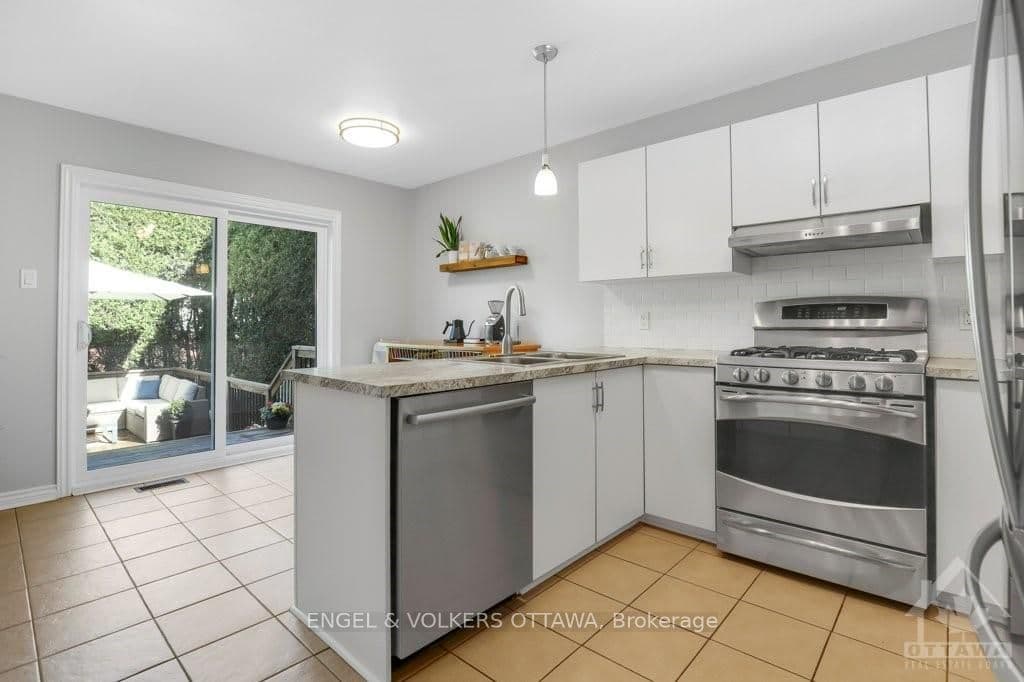 15 CASTLEFIELD Avenue photo 9