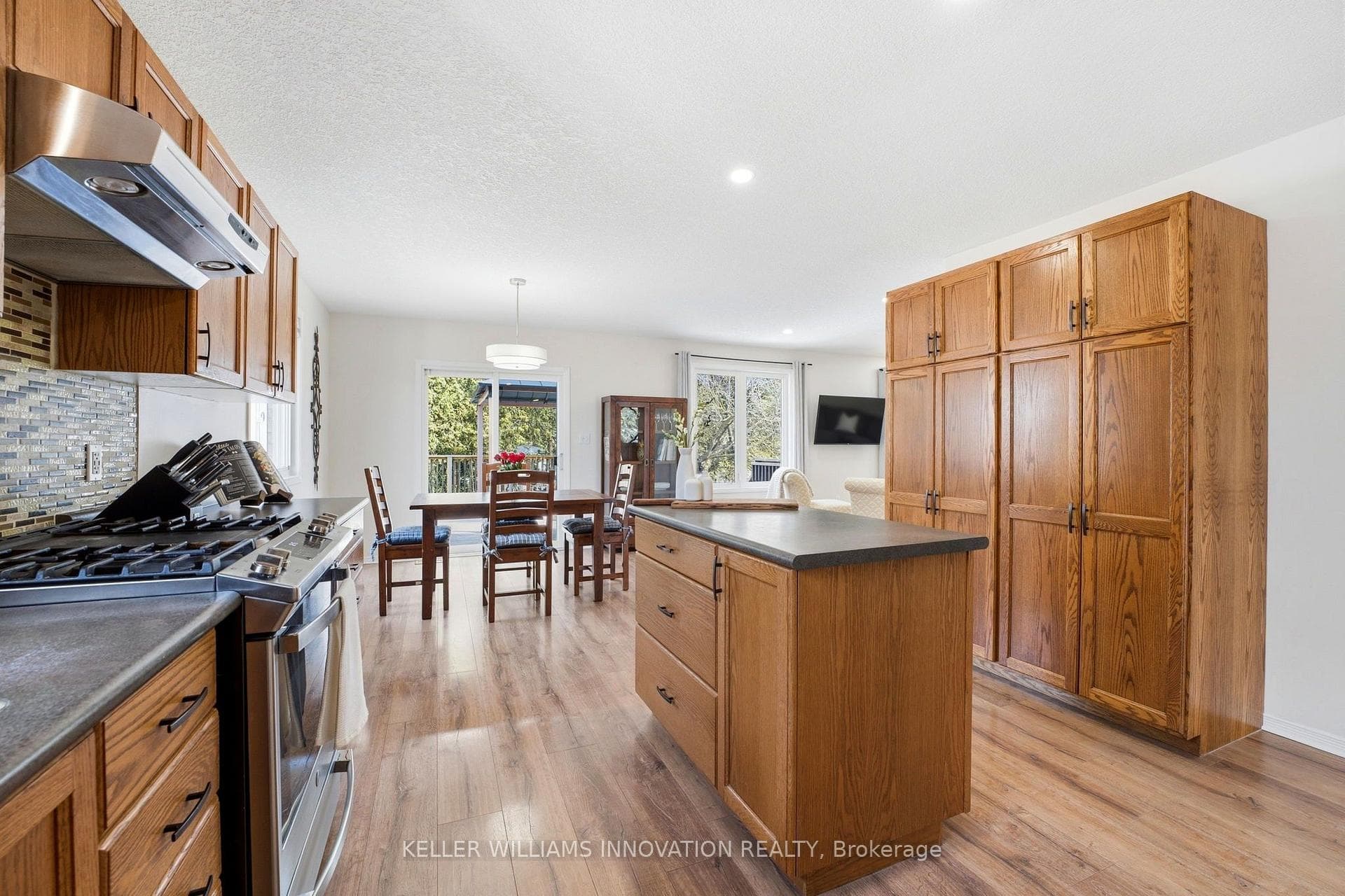 765 Reid Crescent photo 9