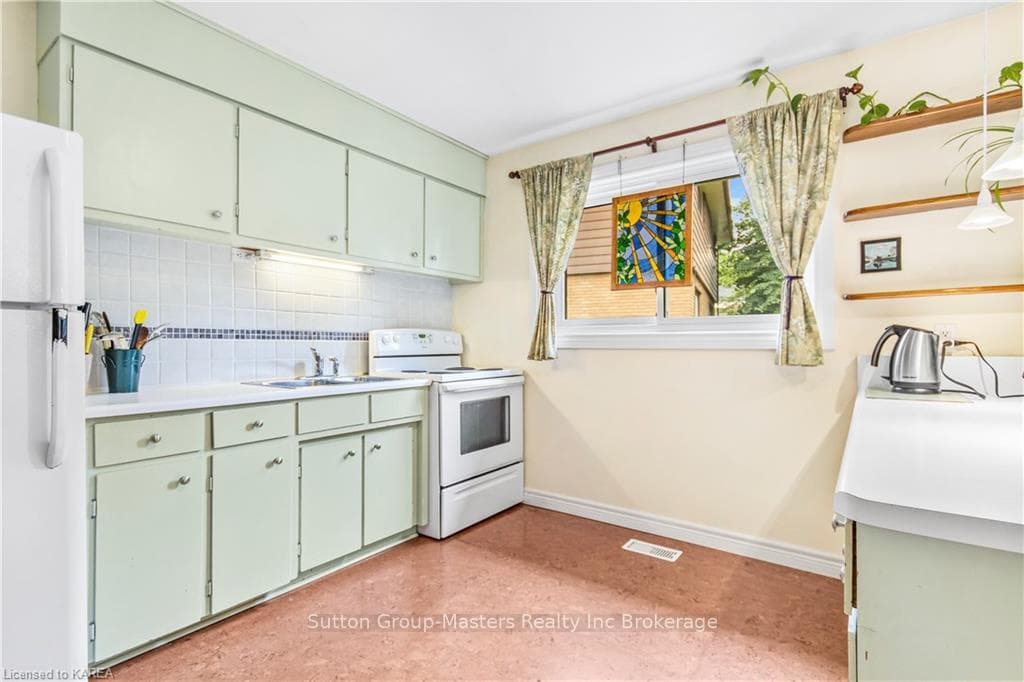 4 BARCLAY Road photo 12