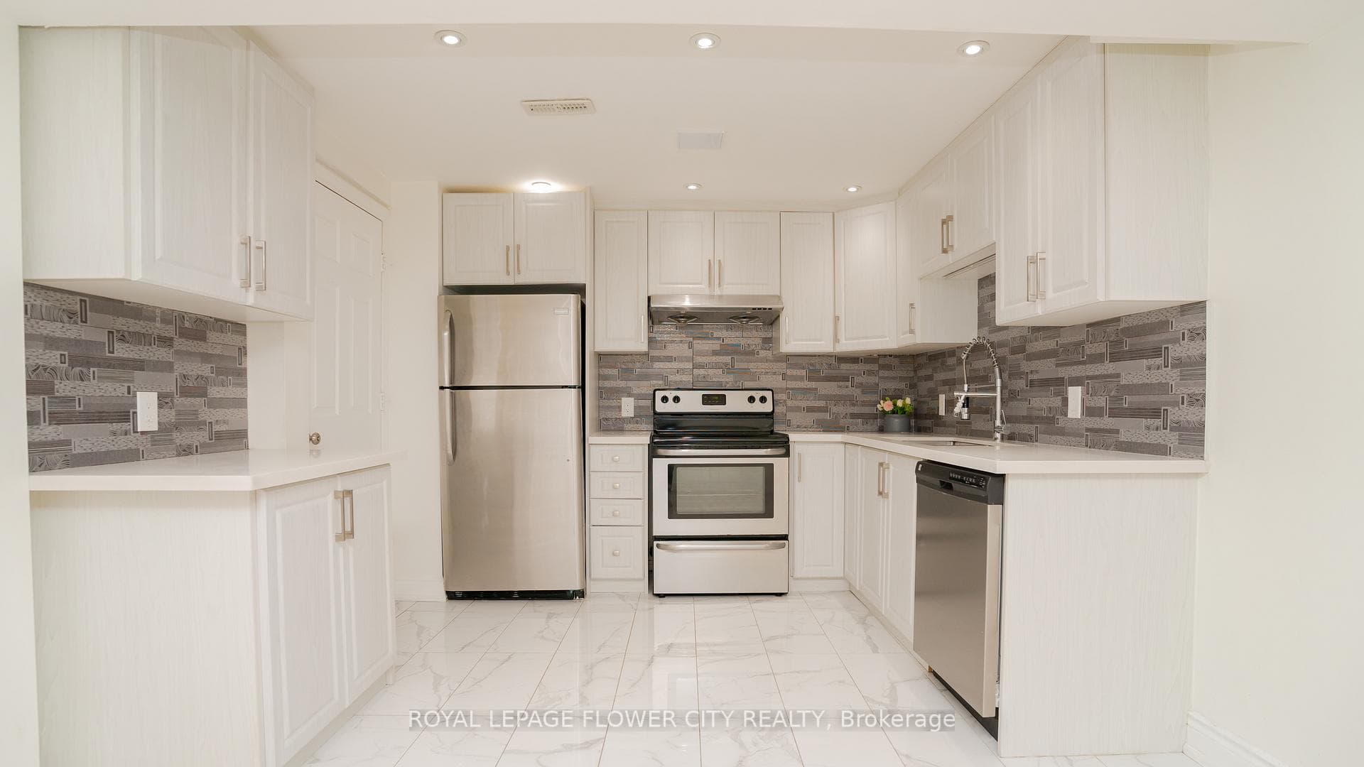113 Vanhorne Close photo 23
