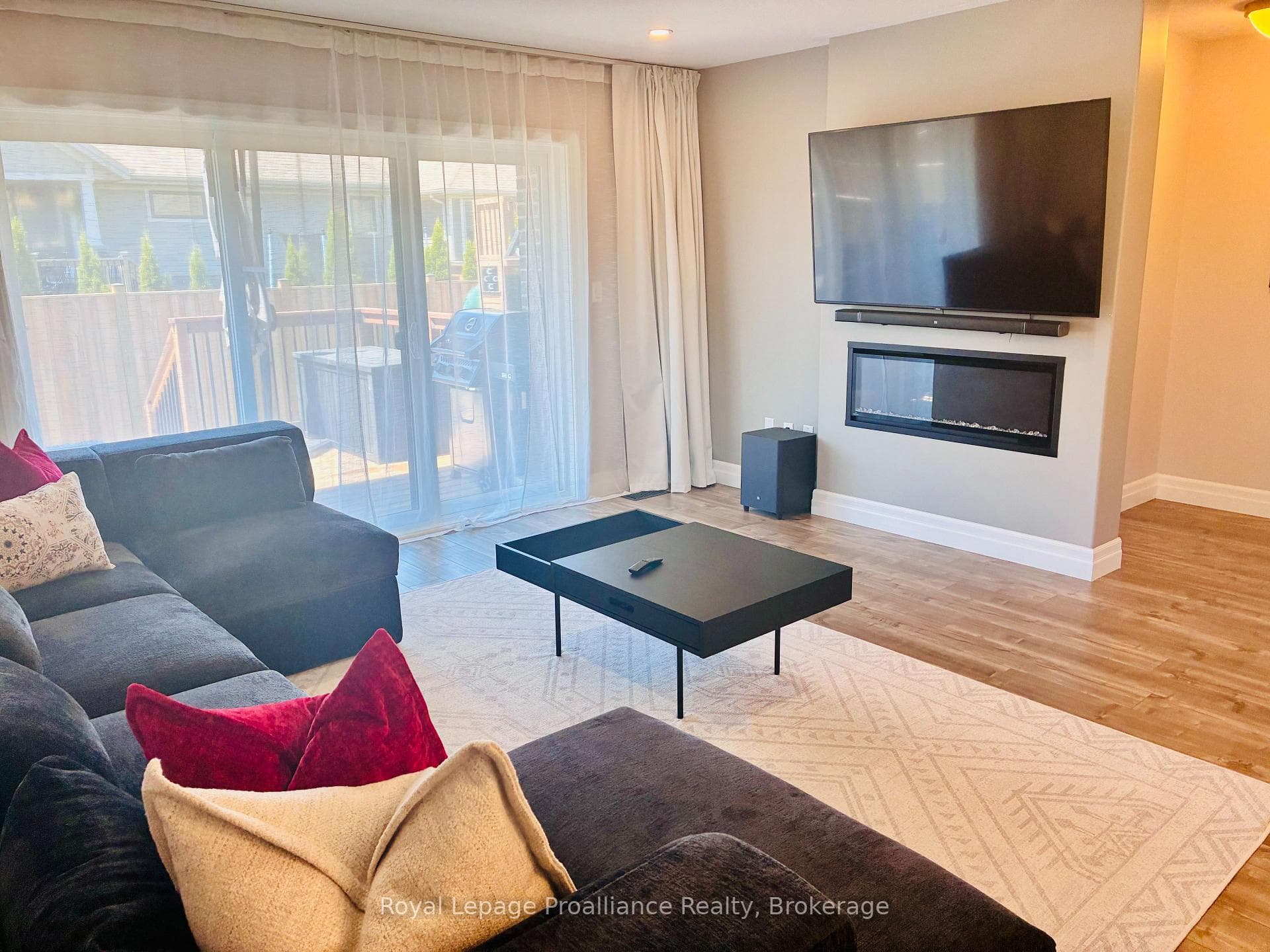 48 Mercedes Drive photo 12