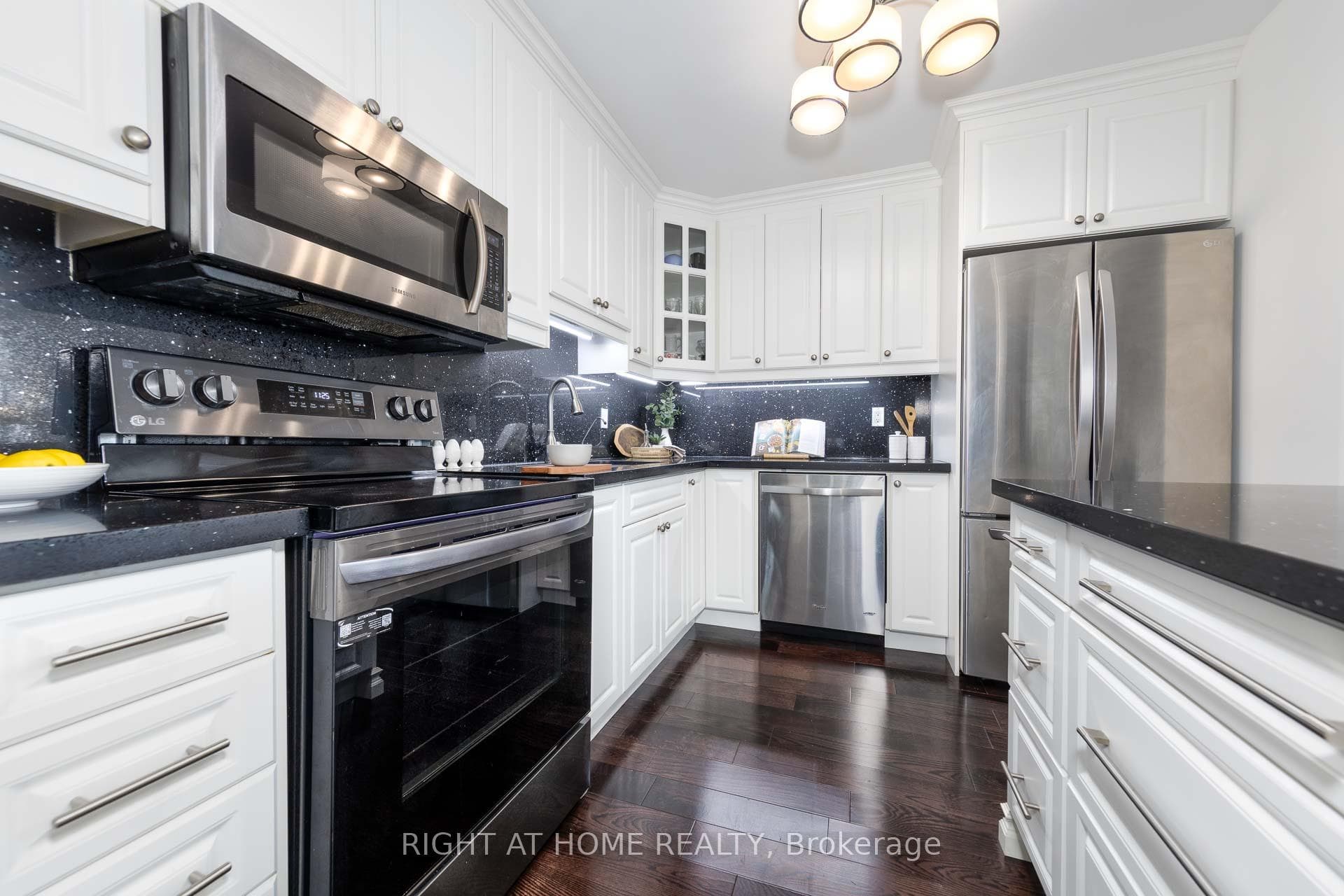 20 Fashion Roseway N/A Unit 508 photo 3