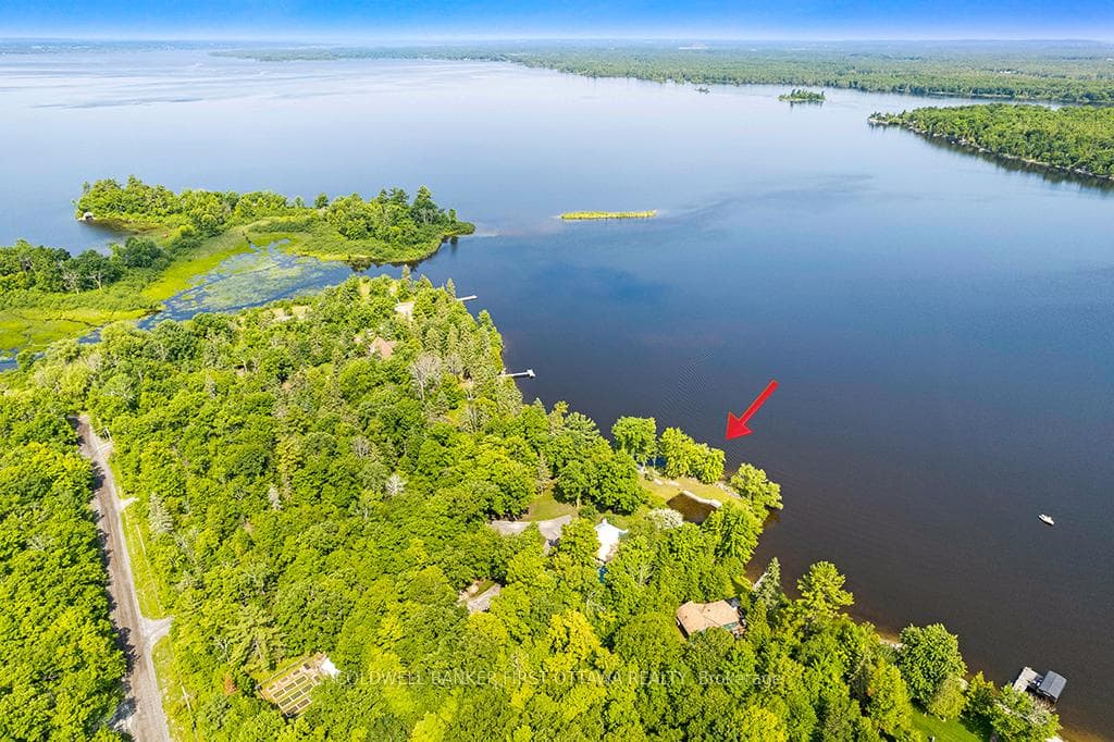 Luxurious home with 1.7 acres on the Ottawa River