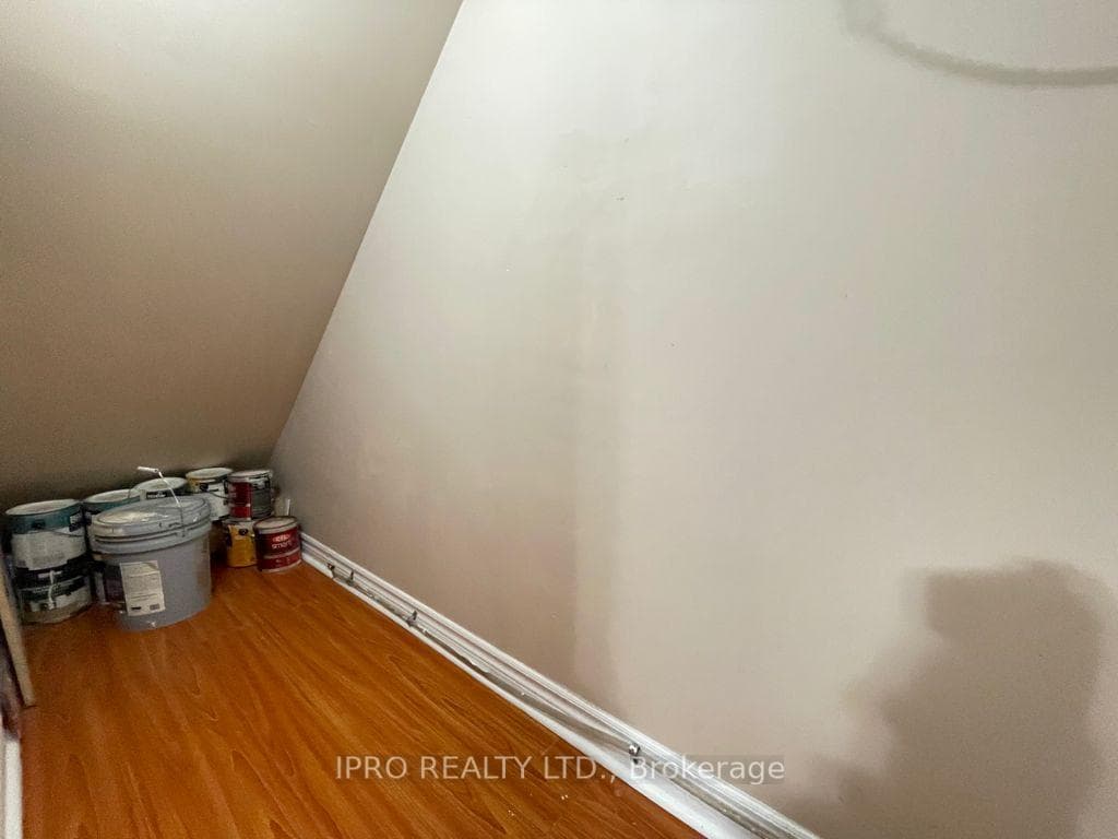 169 Fennamore Terrace Unit Lower photo 14