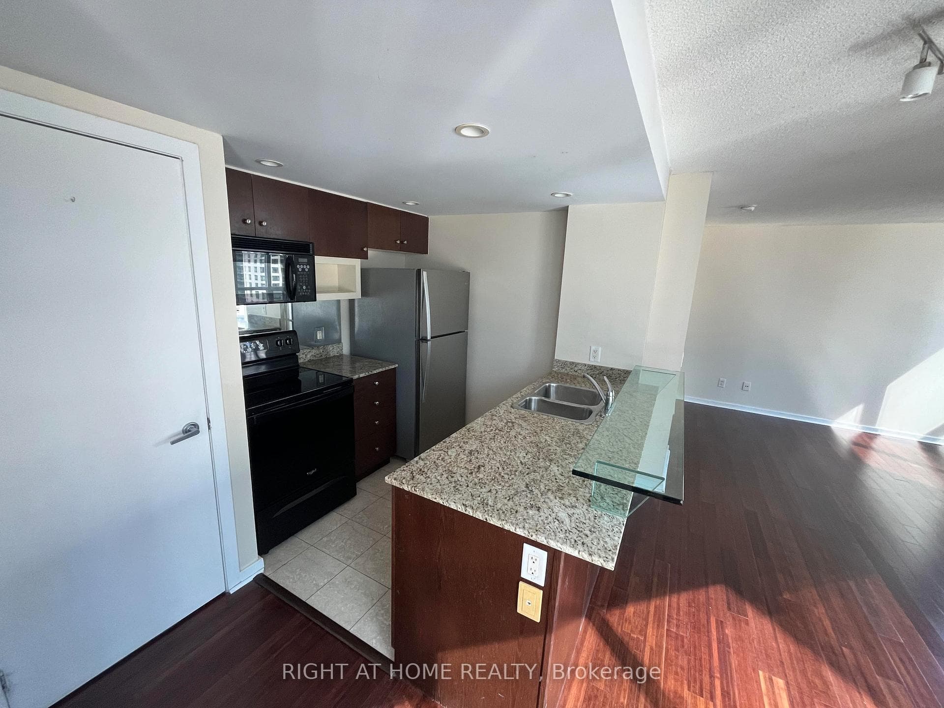 208 Queens Quay N/A Unit 1013 photo 7