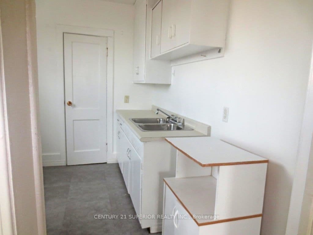 1012 Victoria Ave photo 7