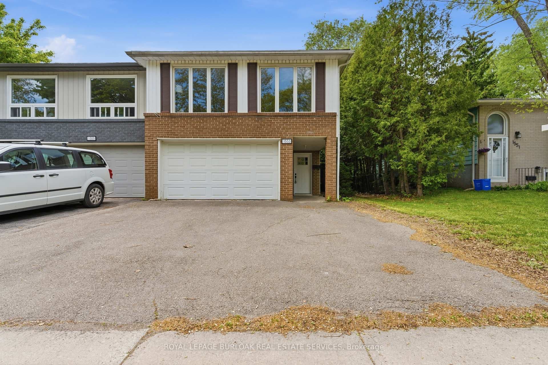 1553 Newlands Crescent photo 2