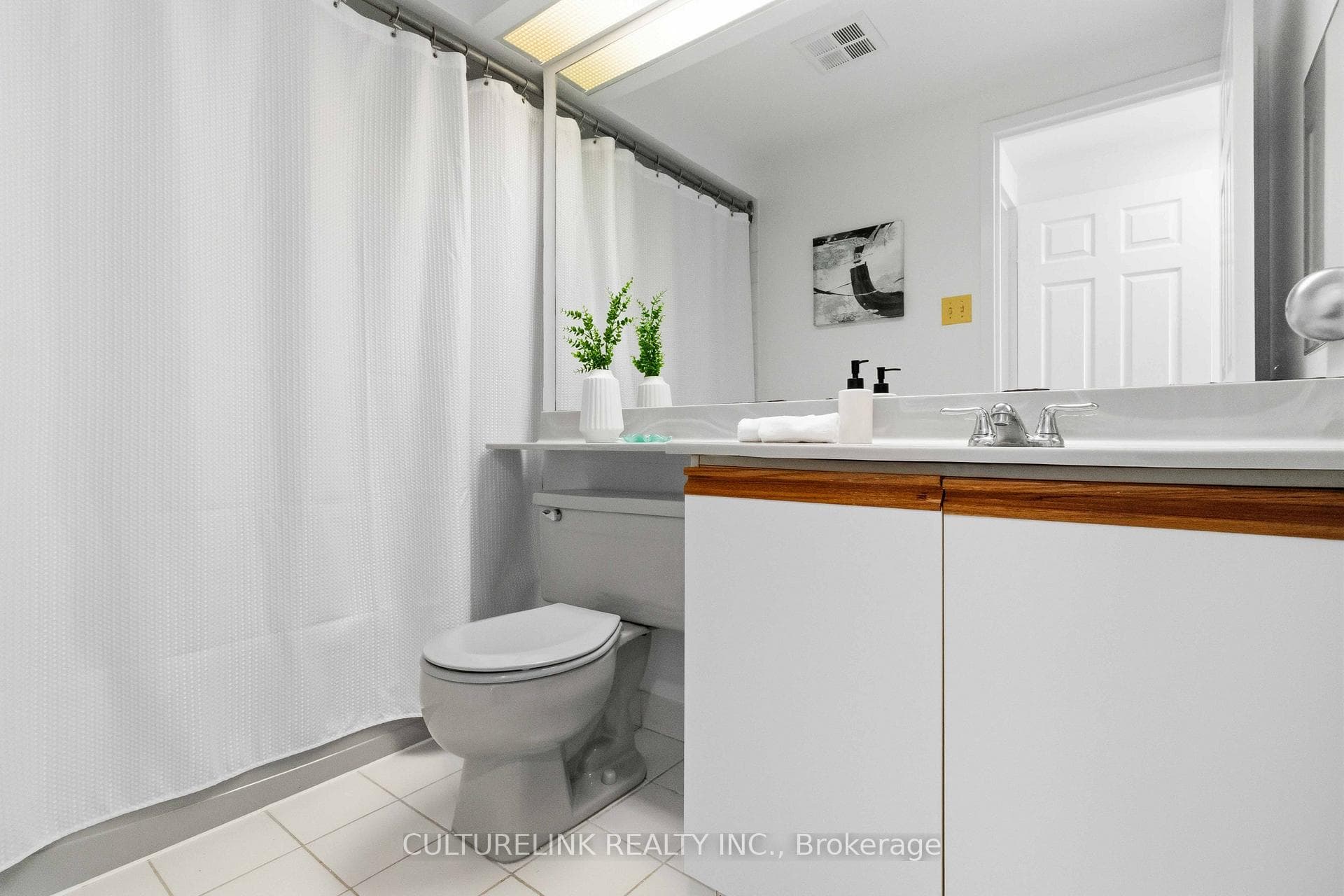 99 Harbour Square Unit 807 photo 8