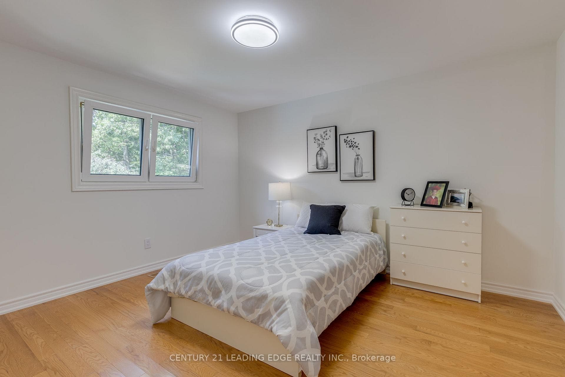 1482 QUEENSBURY Crescent photo 24