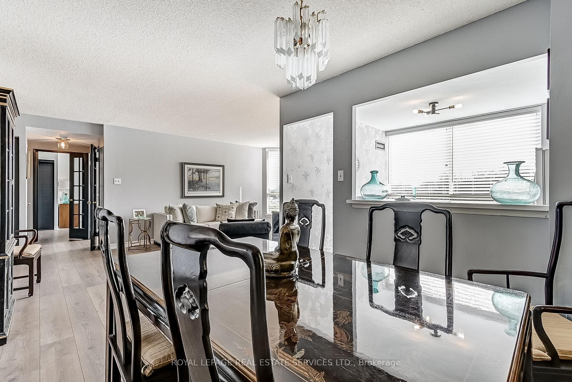 Dining room facing Lvg and passthru to Kitchen