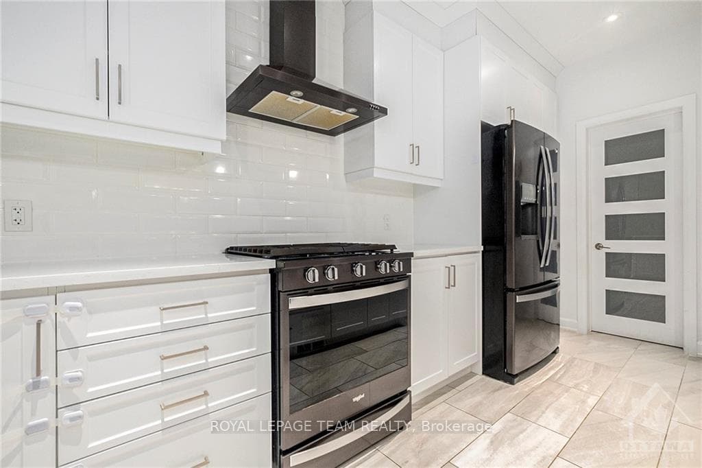 241 SUNSET Crescent photo 13