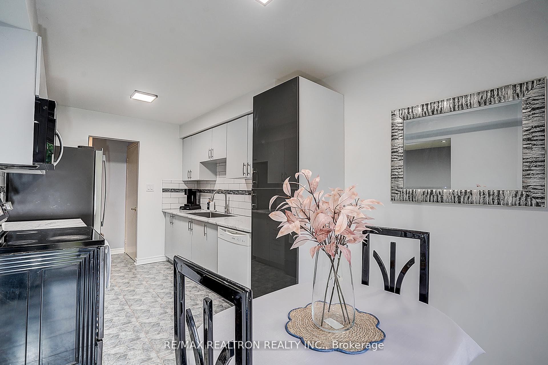 51 Steepleview Crescent photo 14