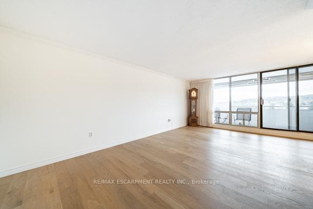 LIVING ROOM BEAUTIFUL ENGINEERED HARDWOOD FLOORS
