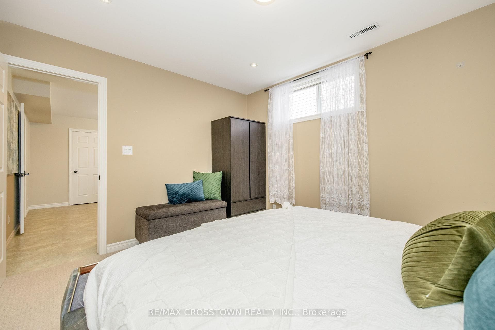 11 Revelstoke Court photo 37