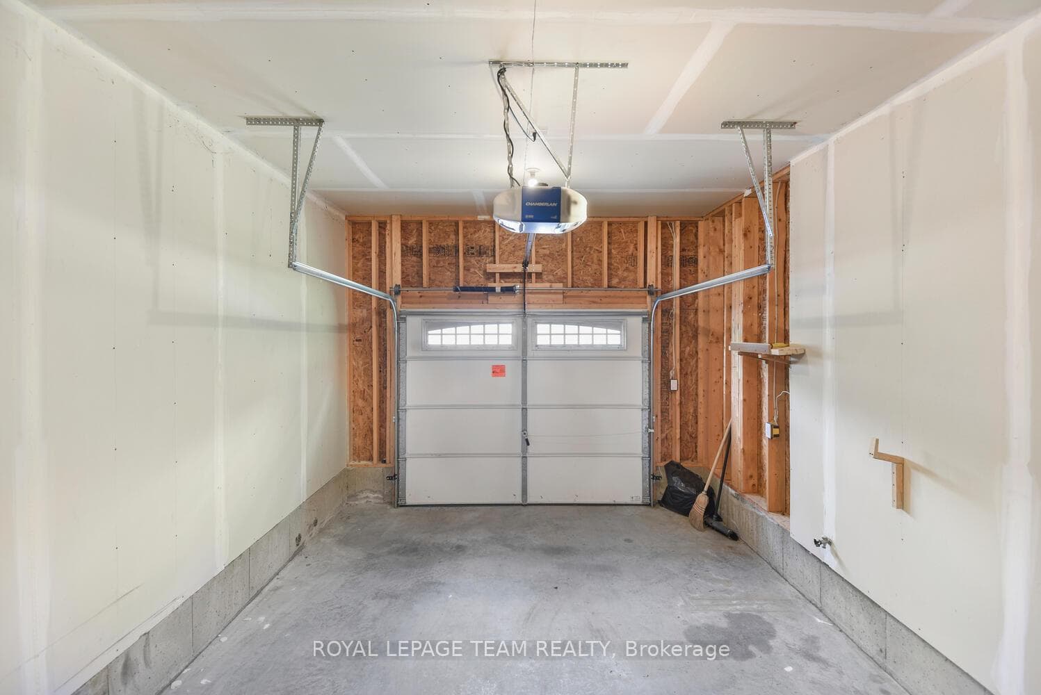 Single car garage, with remote.