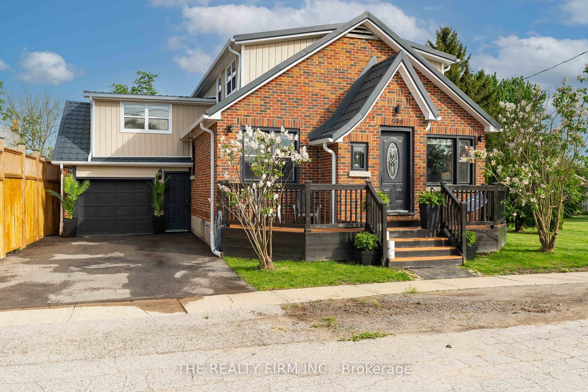 599 John Street photo 1