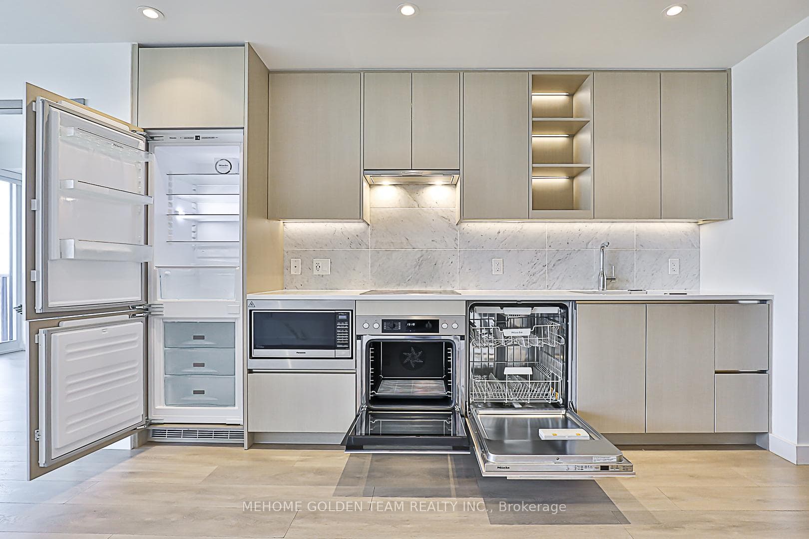 85 Mcmahon Drive Unit 1611 photo 7