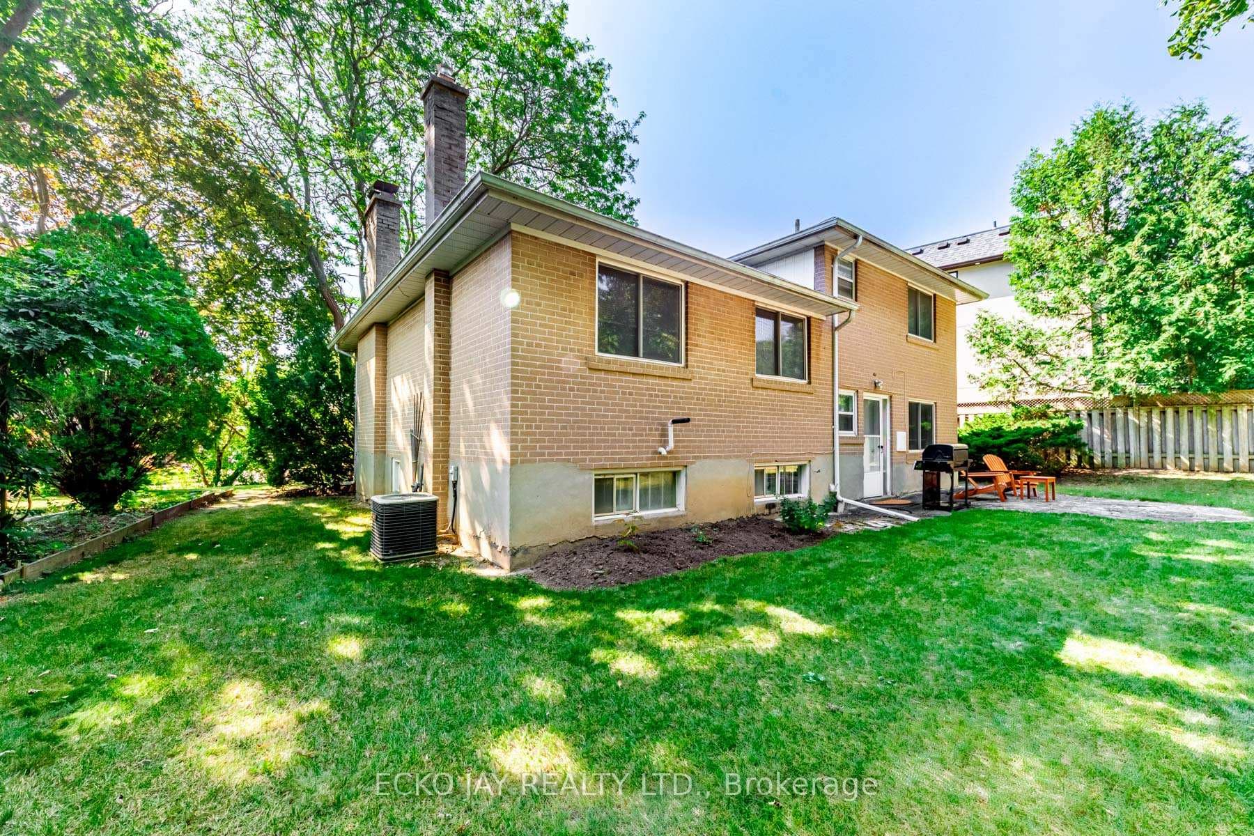 8 Longwood Drive photo 24