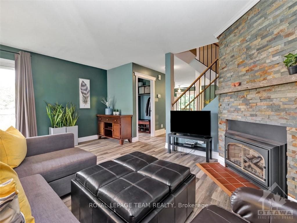 1690 SAXONY Crescent photo 10