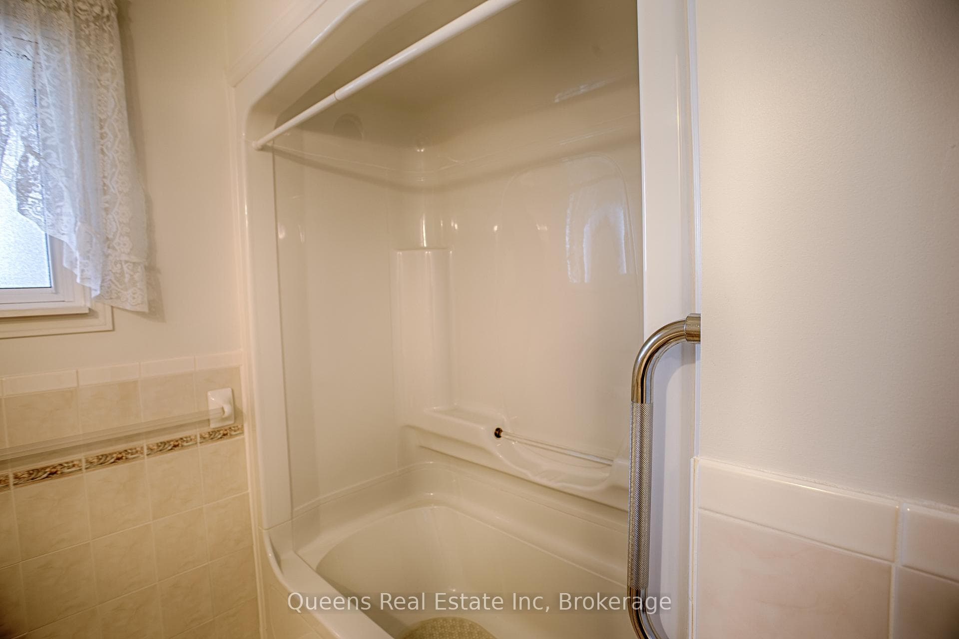 enclosed bath/shower
