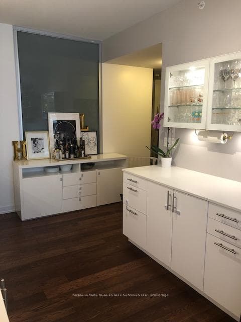 36 Howard Park Avenue Unit 203 photo 6