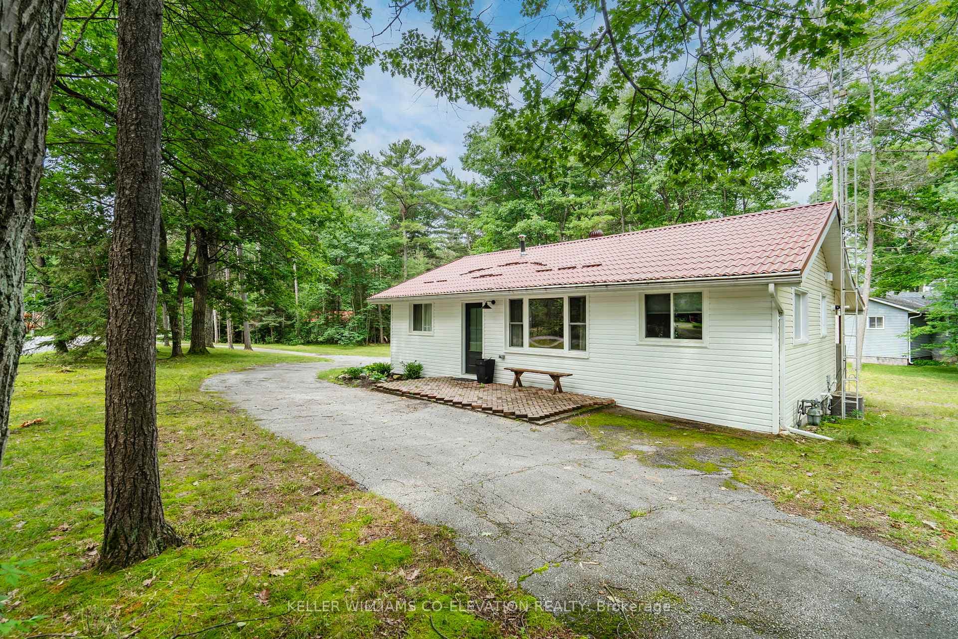 1694 Tiny Beaches Road photo 3