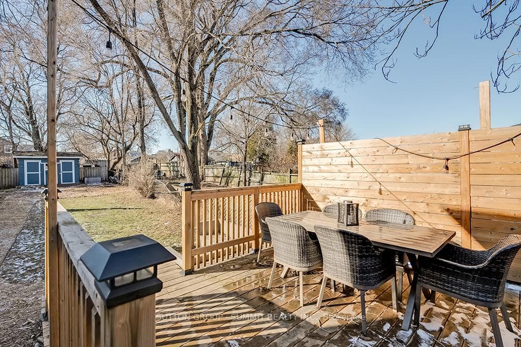 212 Macaulay Street photo 32