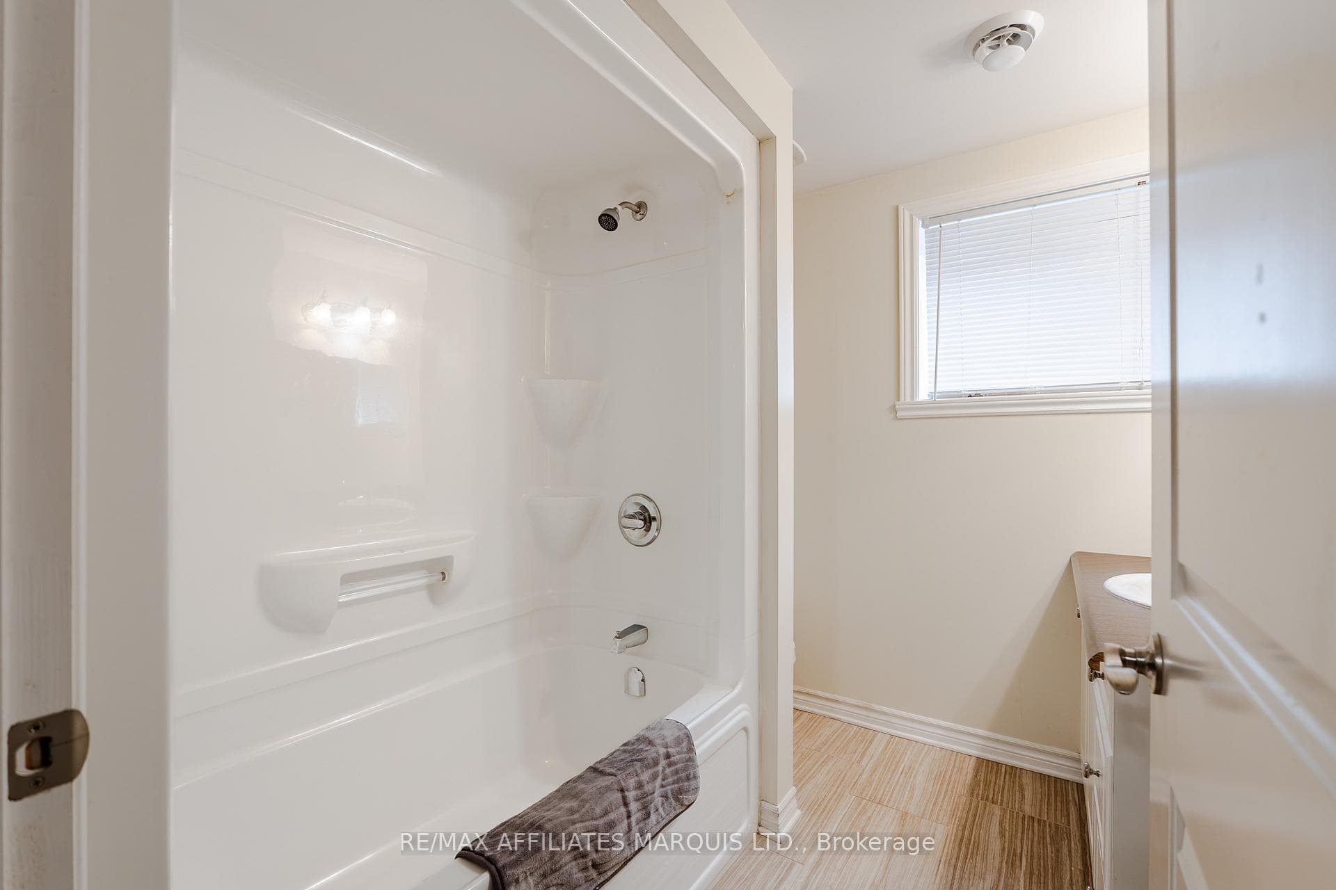 660 Hamilton Crescent photo 33