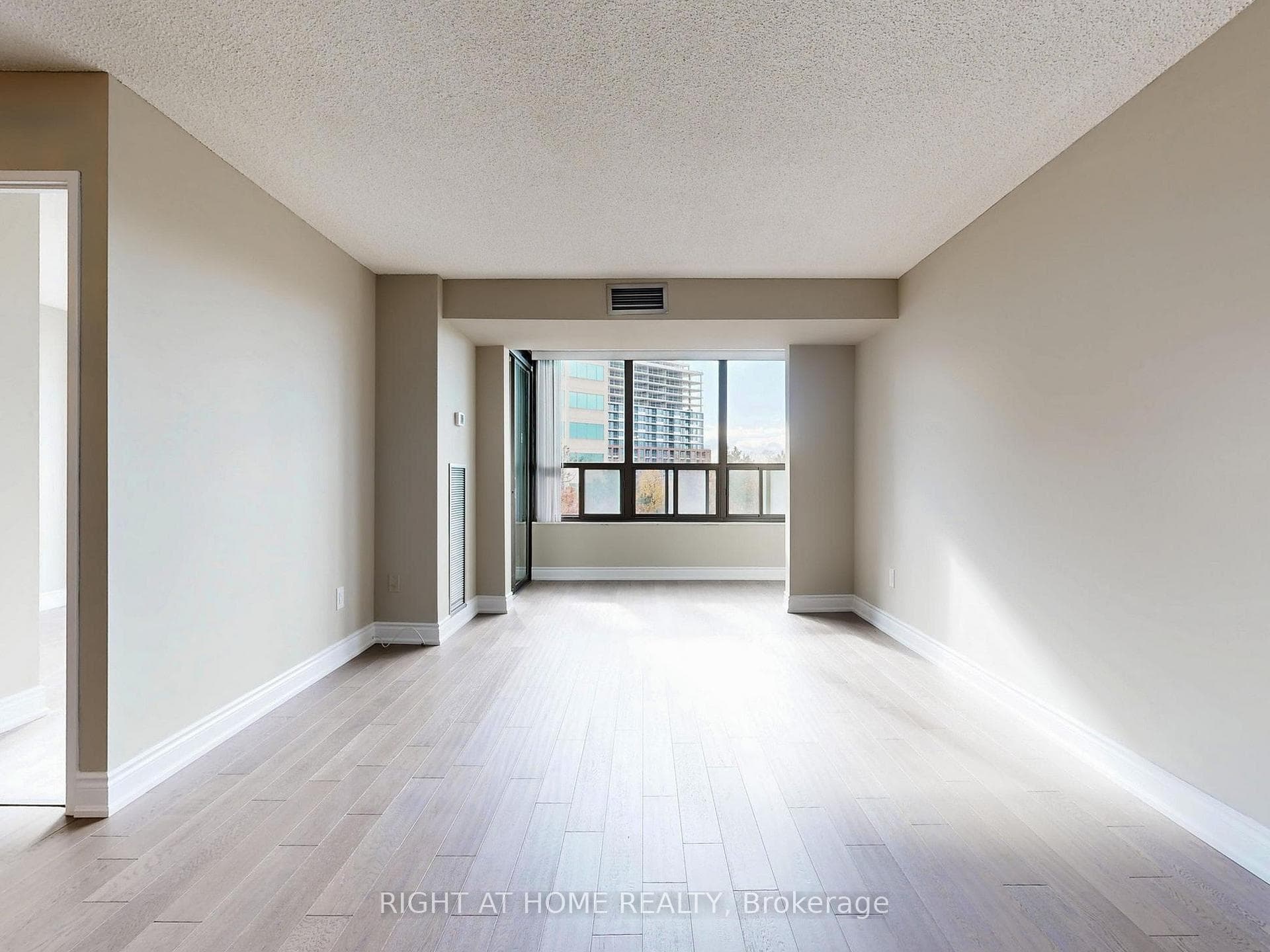 33 Elmhurst Avenue Unit 606 photo 9