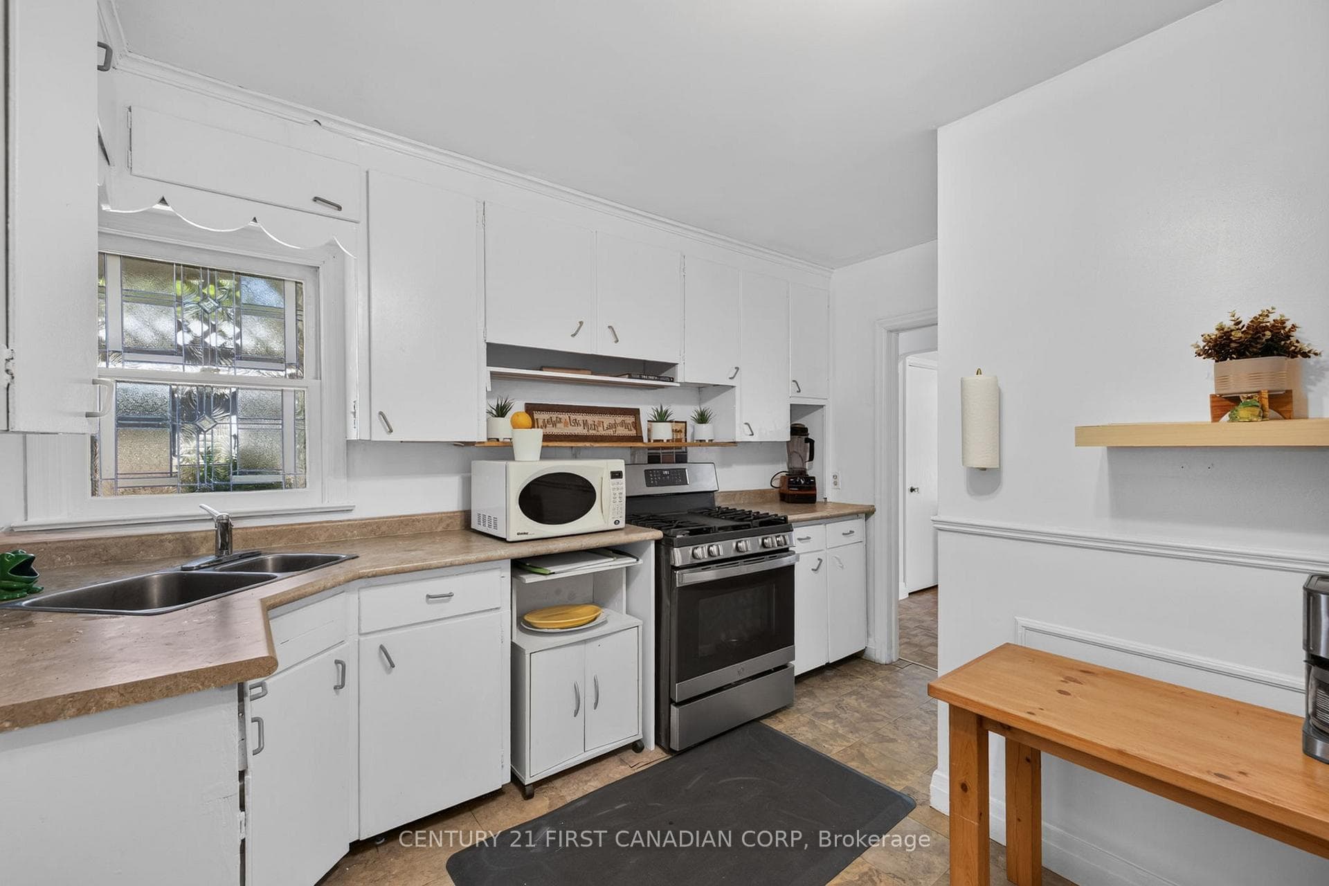 297 Stephen Street photo 19