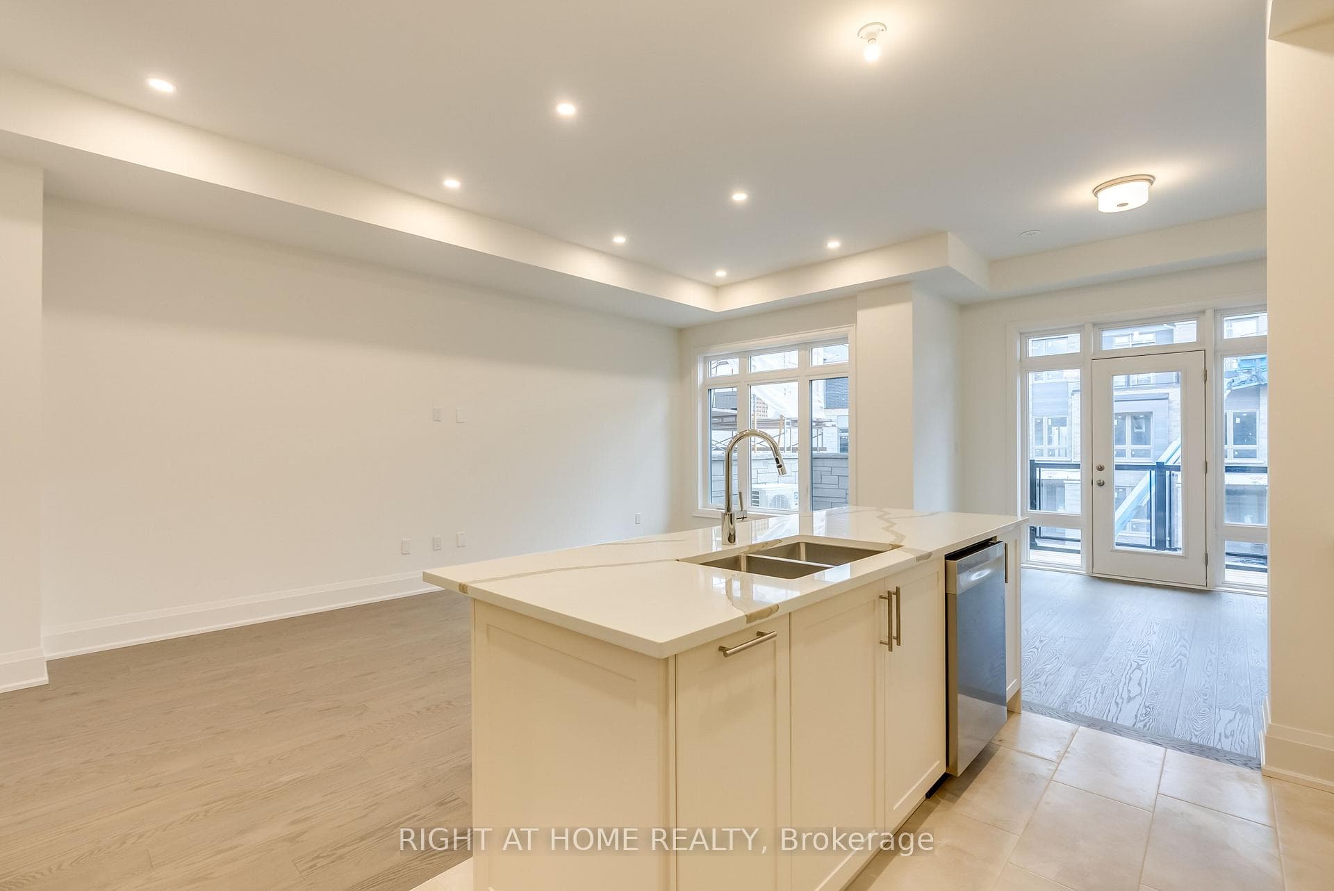 3319 Taha Gardens photo 13