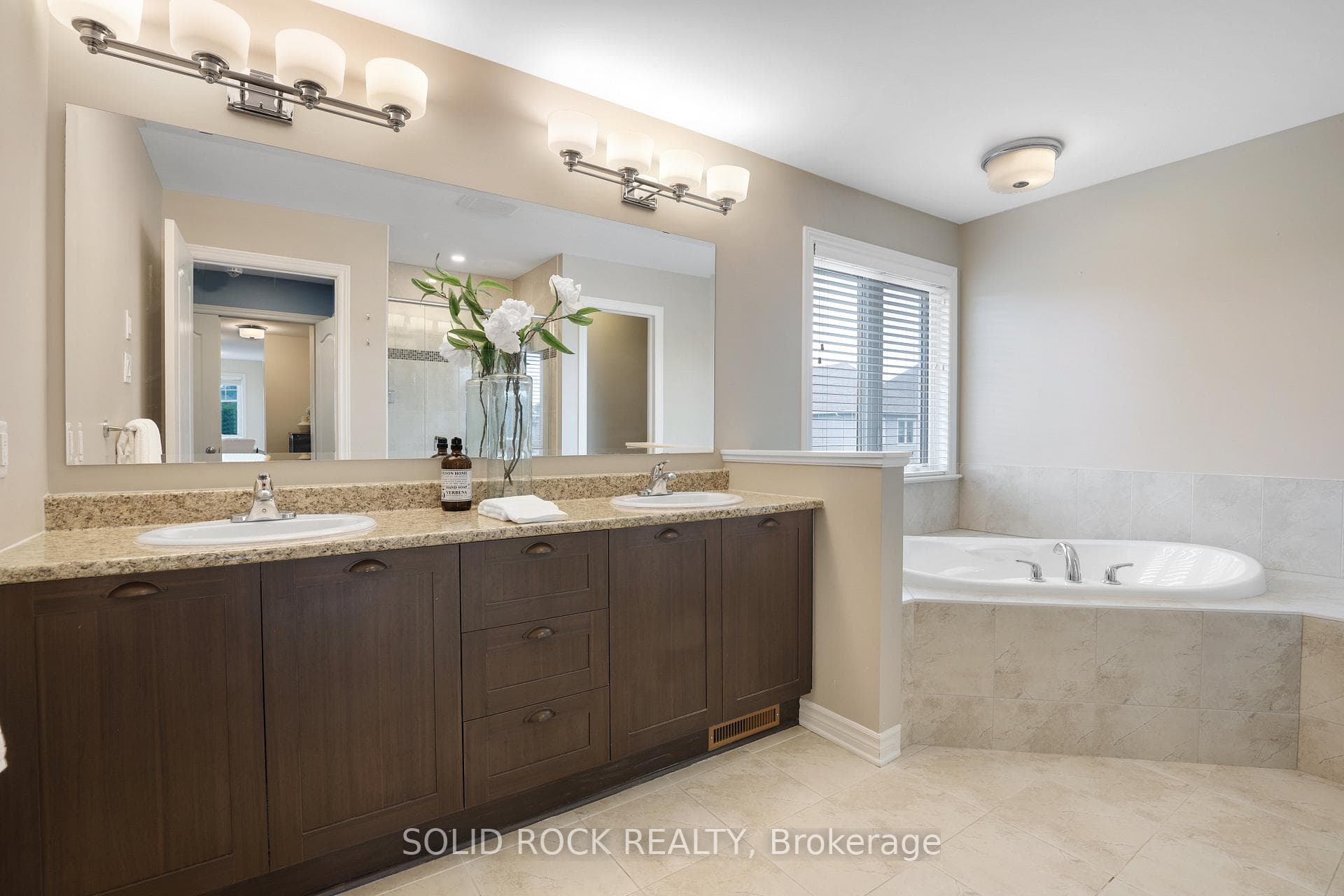 Ensuite with soaker tub