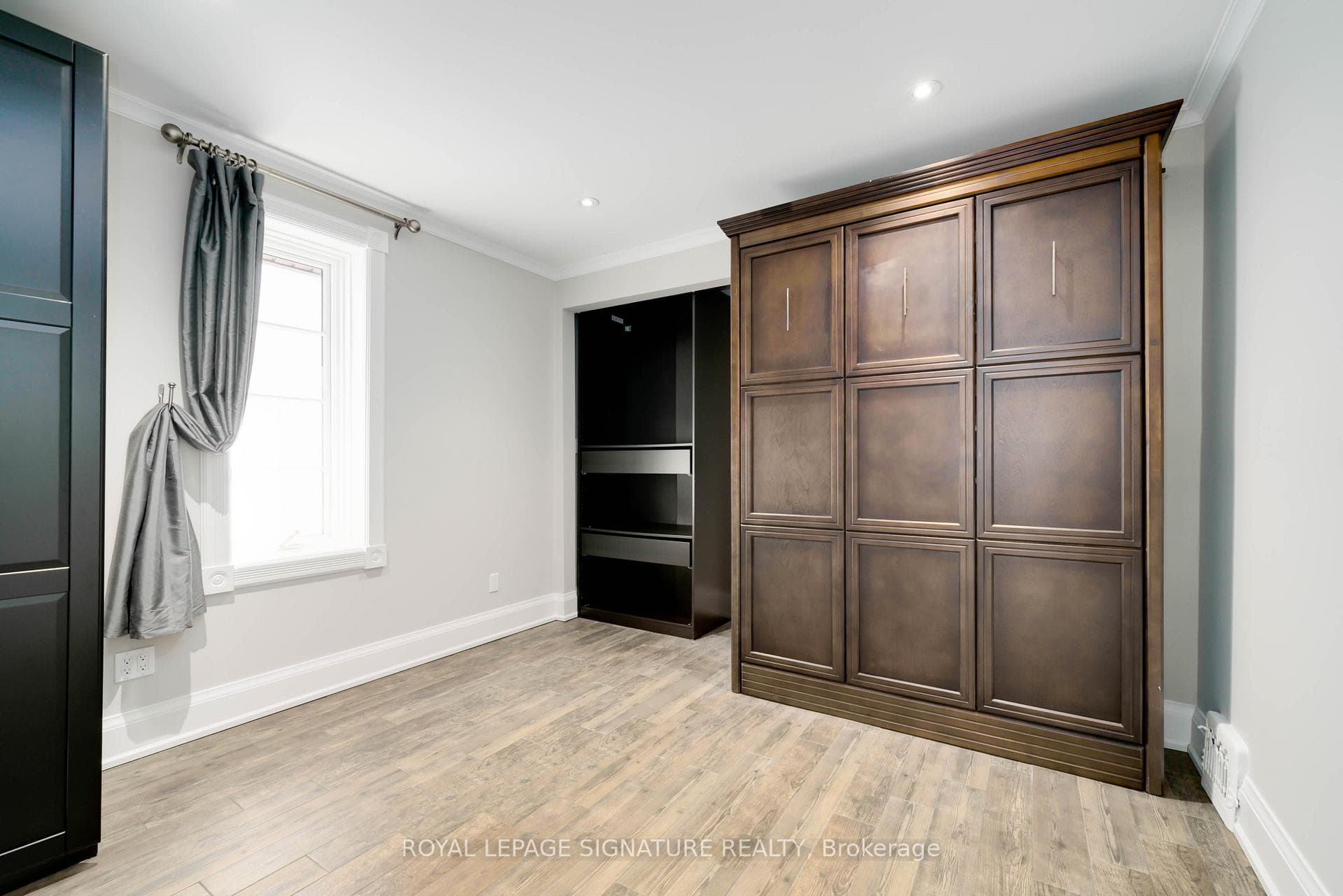 133 Chaplin Crescent photo 17
