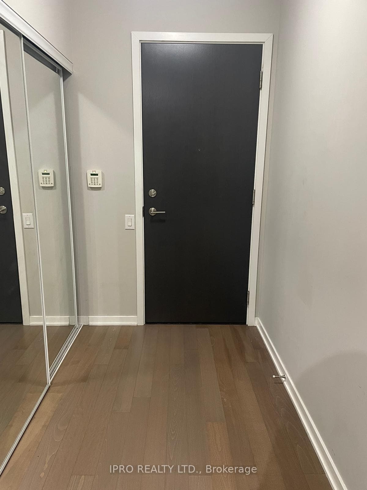 105 The Queensway N/A Unit 409 photo 1