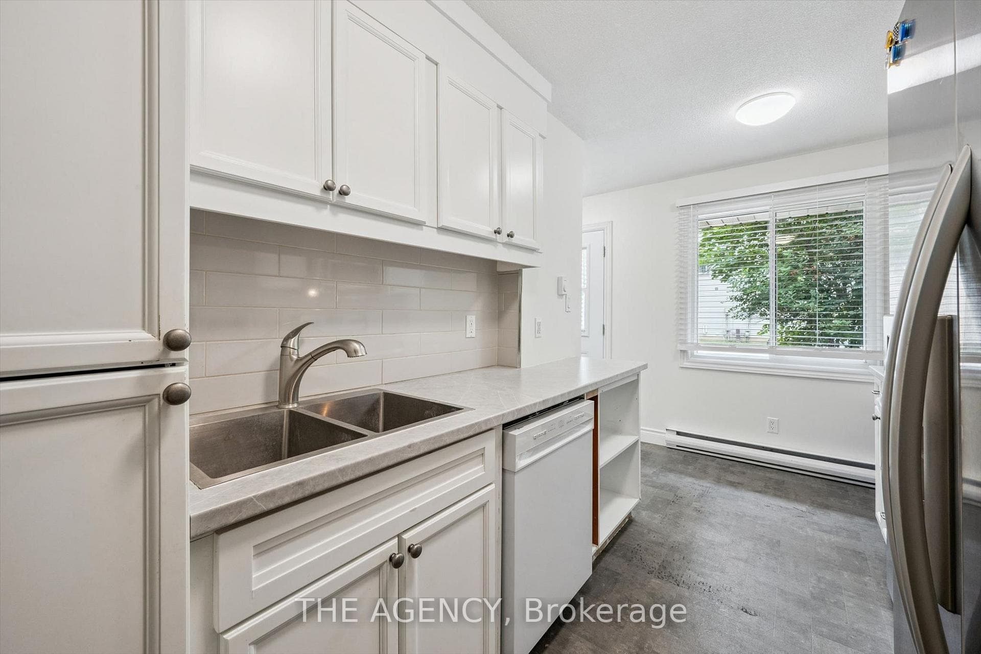 410 SCOTTSDALE Drive photo 11