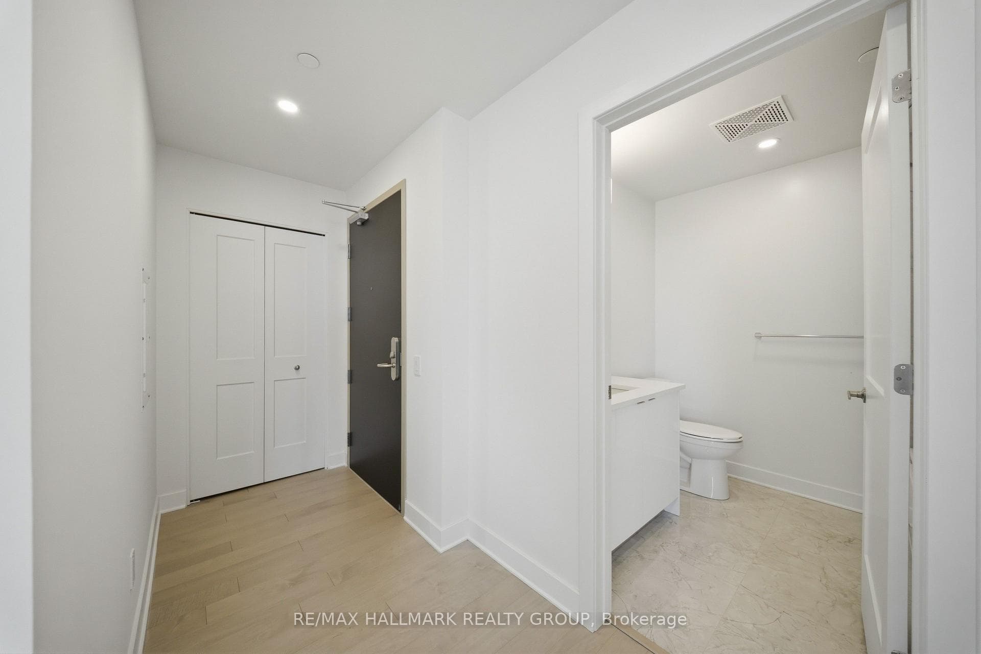 180 George Street Unit 2605 photo 4