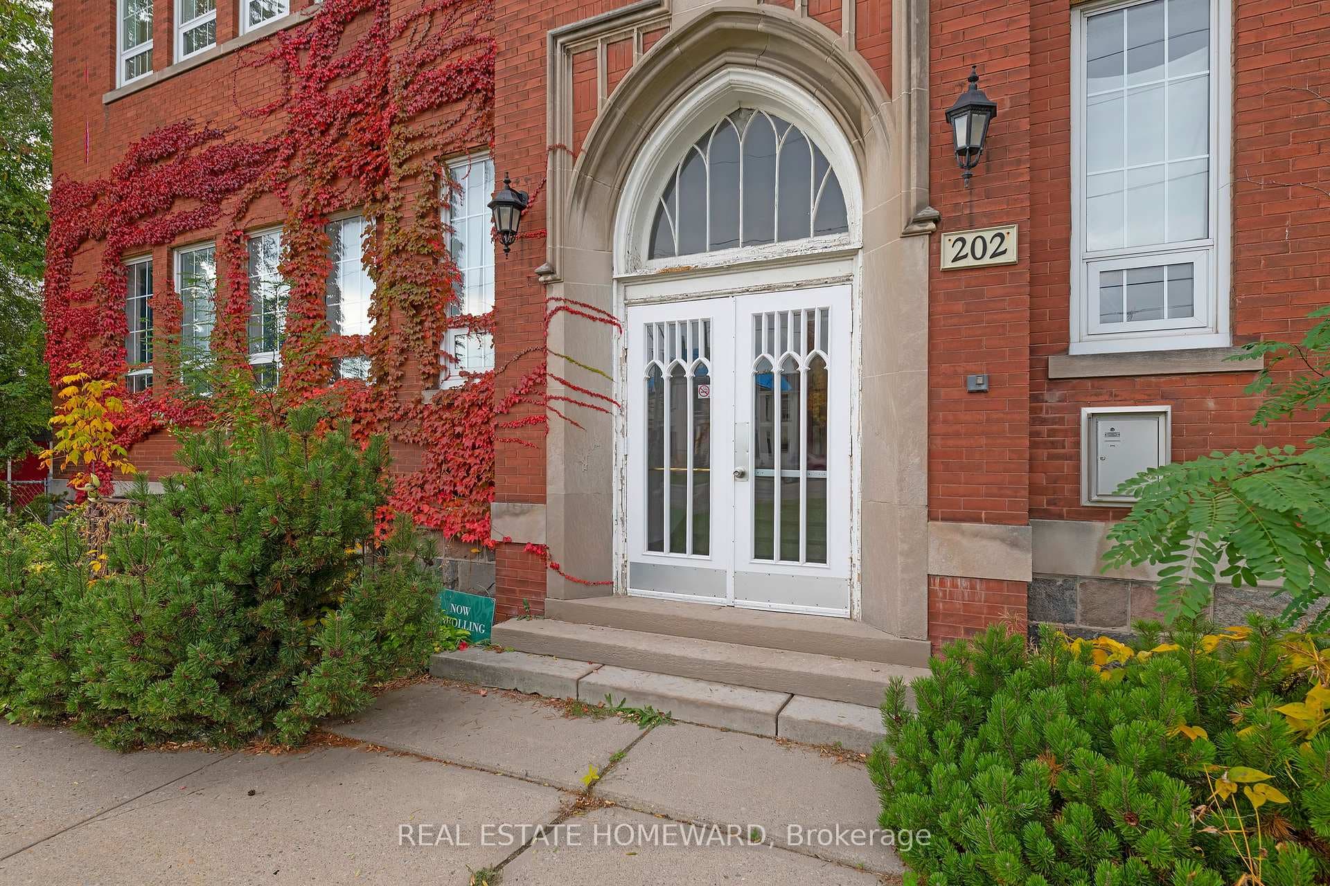 202 Simcoe Street photo 3