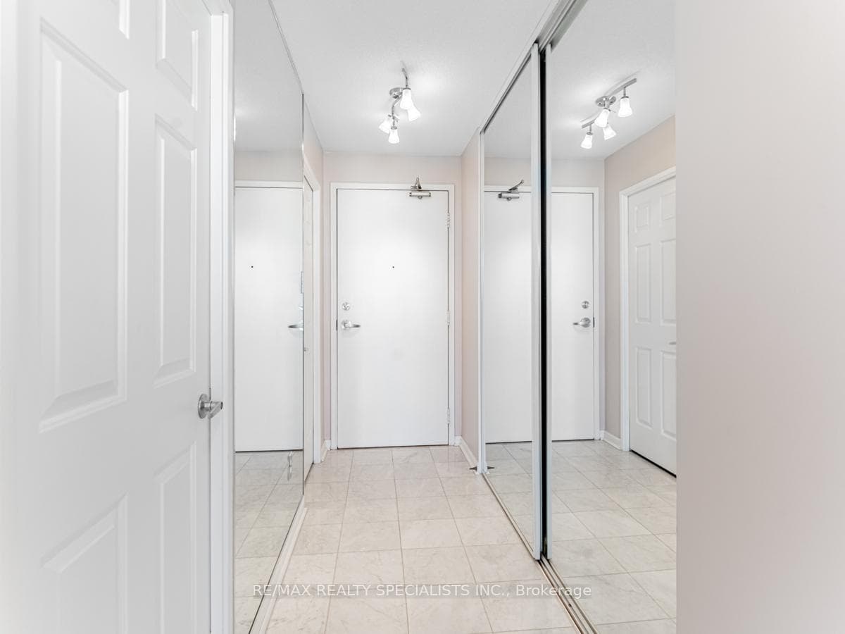 101 SUBWAY Crescent Unit 1808 photo 4